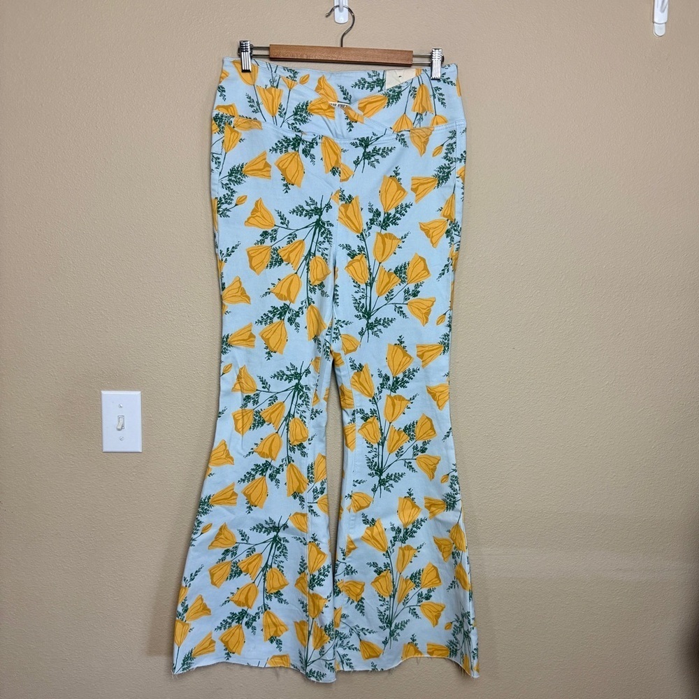 Free People Venice Beach Printed Flare Jeans in Sky Combo Cali Poppies. Size 31 - Picture 5 of 13